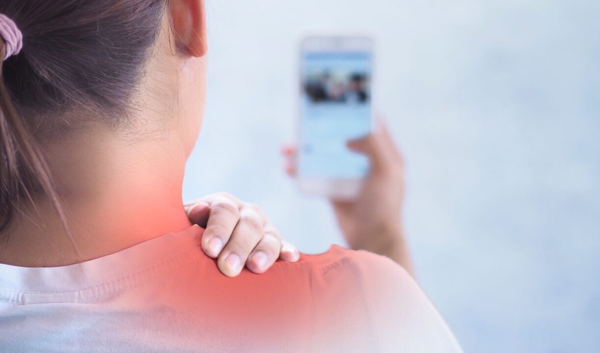 Најчешће, врат боли због неправилног држања, на пример, ако особа дуго користи паметни телефон
